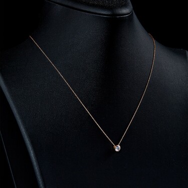 Серебряное утонченное женское колье с круглой подвеской с фианитом, позолота