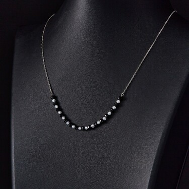 Серебряное женское колье с черными и белыми фианитами, родий