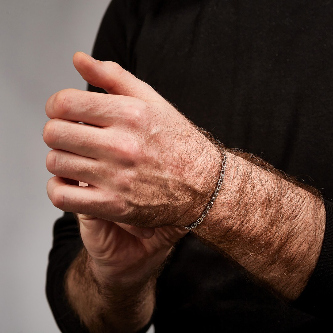 Серебряный мужской браслет, плетение якорное, покрытие родий, ширина 3 мм Браслет на руку,Серебро,с вставкой Без вставок,с замком Карабинный,ИНДИЯ