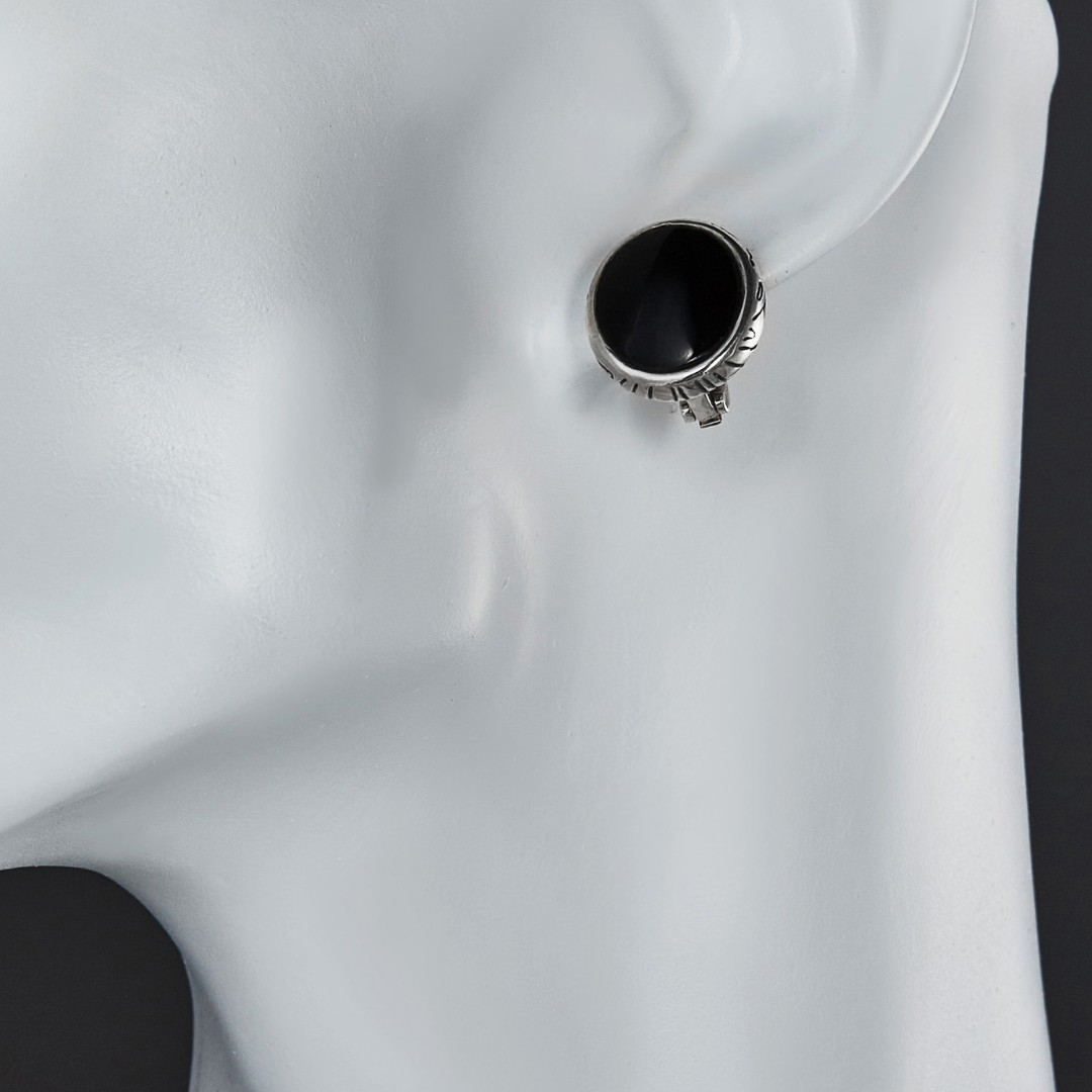 Серебряные серьги с большим круглым черным агатом, родий Серьги,Серебро,с вставкой Агат натуральный Черная цвета,с замком Английский,РОССИЯ