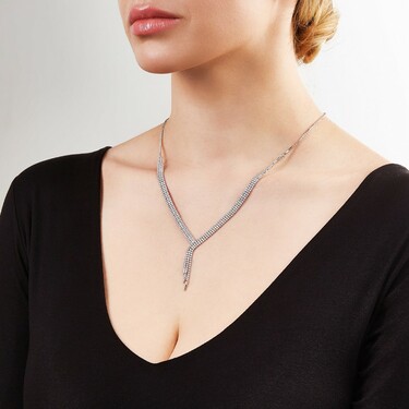 Серебряное колье галочкой с дорожкой в три ряда с кисточкой из циркония, родий