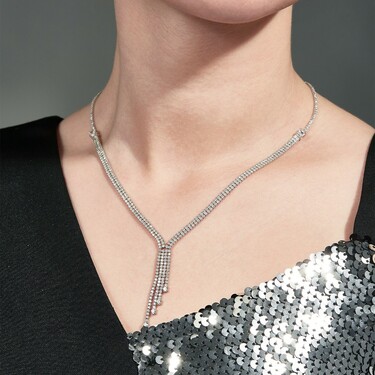 Серебряное колье галочкой с дорожкой в три ряда с кисточкой из циркония, родий