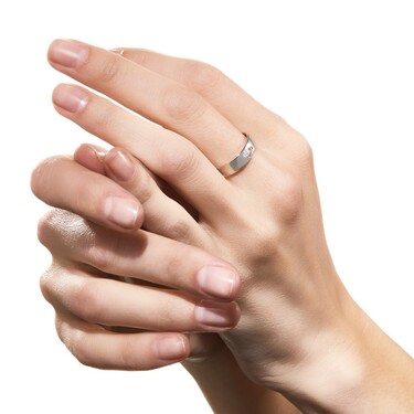 Серебряное кольцо с белыми фианитами, родий