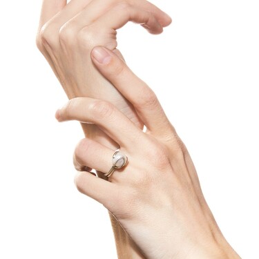 Серебряное кольцо с жемчугом и белыми фианитами, родий