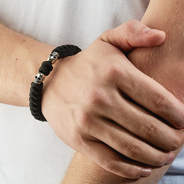 Браслет из паракорда с серебряными вставками-черепами, ширина 1,1 см, черный