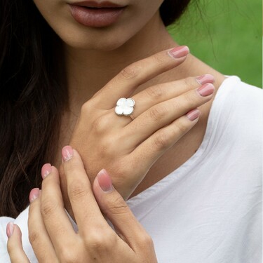 Серебряное кольцо Клевер / Четырехлистник с Натуральным темным Перламутром 14мм, платинирование