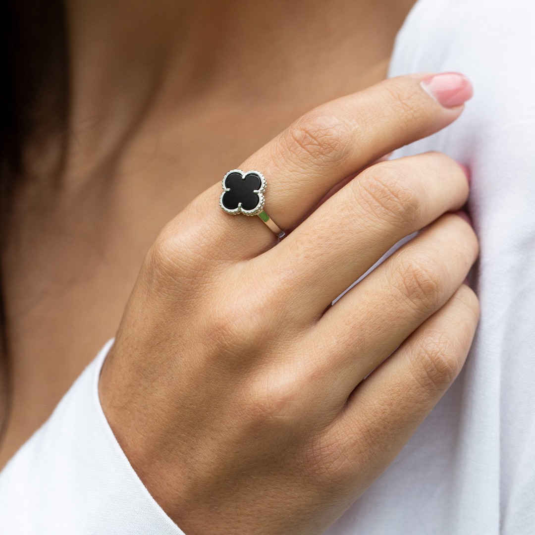 Серебряное кольцо Клевер / Четырехлистник с Натуральным черным Ониксом 10мм, платинирование Кольцо,Серебро,с вставкой Оникс натуральный Черная цвета,РОССИЯ