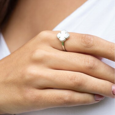 Серебряное кольцо Клевер / Четырехлистник с Натуральным светлым Перламутром 10мм, платинирование