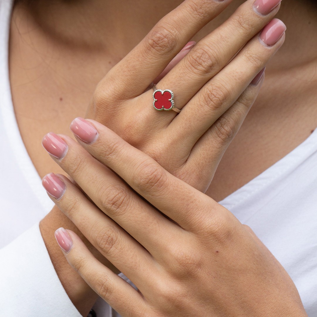 Серебряное кольцо Клевер / Четырехлистник с Натуральным красным Кораллом 10мм, платинирование Кольцо,Серебро,с вставкой Коралл натуральный Красная цвета,РОССИЯ