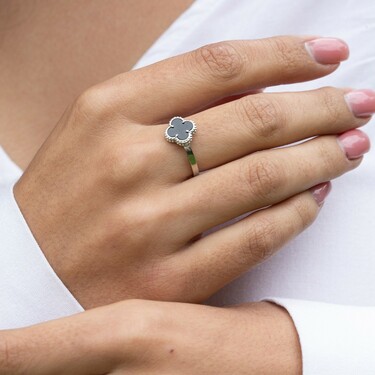 Серебряное кольцо Клевер / Четырехлистник с Натуральным черным Ониксом 8мм, платинирование