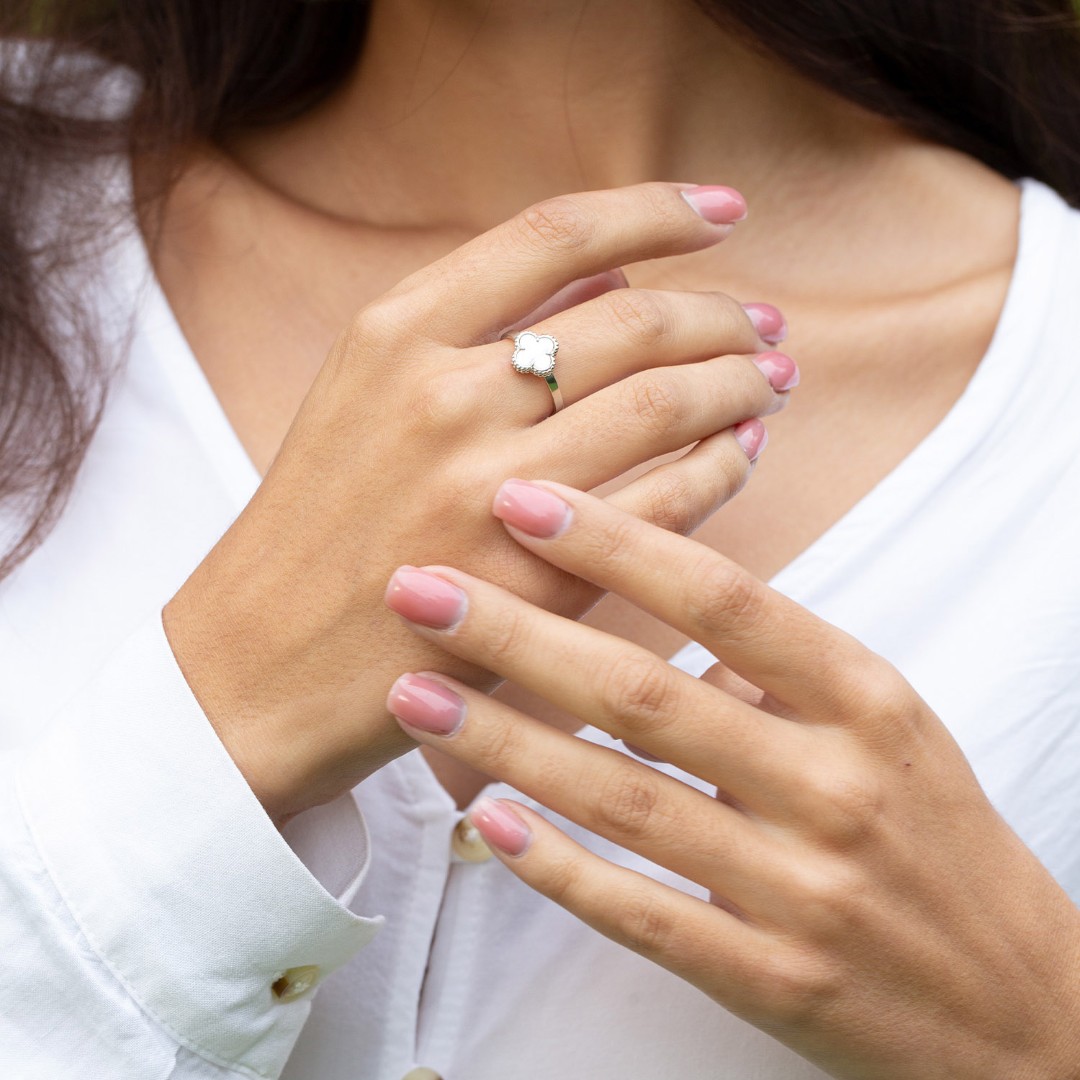 Серебряное кольцо Клевер / Четырехлистник с Натуральным светлым Перламутром 8мм, платинирование Кольцо,Серебро,с вставкой Перламутр натуральный Белая цвета,РОССИЯ