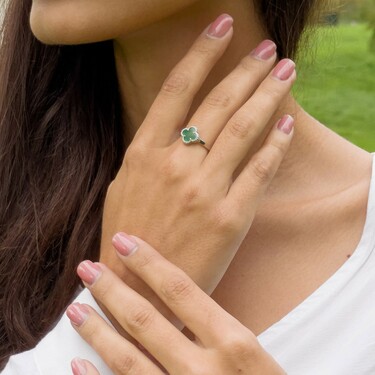 Серебряное кольцо Клевер / Четырехлистник с Натуральным зеленым Агатом 8мм, платинирование