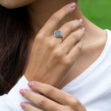 Серебряное кольцо Клевер / Четырехлистник с Натуральным черным Ониксом 12мм, платинирование