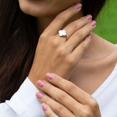 Серебряное кольцо Клевер / Четырехлистник с Натуральным светлым Перламутром 12мм, платинирование