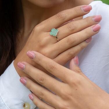 Серебряное кольцо Клевер / Четырехлистник с Натуральным зеленым Агатом 12мм, платинирование