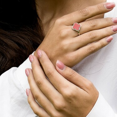 Серебряное кольцо Клевер / Четырехлистник с Натуральным красным Кораллом 12мм, платинирование