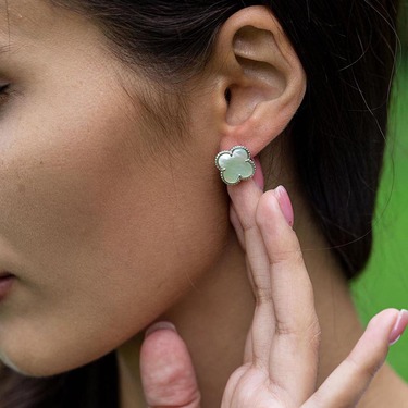 Серебряные серьги Клевер / Четырехлистник с Натуральным темным Перламутром 12мм, англ., платирование