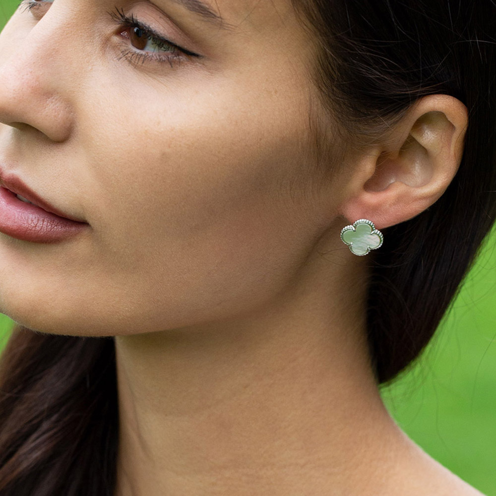 Серебряные серьги Клевер / Четырехлистник с Натуральным темным Перламутром 12мм, англ., платирование Серьги,Серебро,с вставкой Перламутр натуральный Белая цвета,с замком Скоба,РОССИЯ