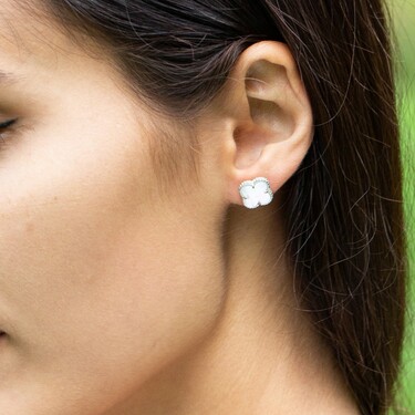 Серебряные серьги Клевер / Четырехлистник с Натуральным светлым Перламутром 10мм, пусет, платирован.