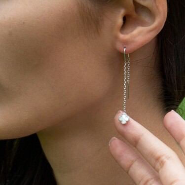 Серебряные серьги Клевер / Четырехлистник с Натуральным светлым Перламутром 6мм, протяжка, платина