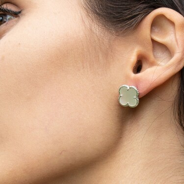 Серебряные серьги Клевер / Четырехлистник с Натуральным светлым Перламутром 12мм, пусет, платина