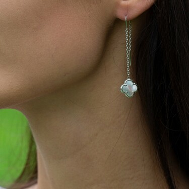 Серебряные серьги Клевер / Четырехлистник с Натуральным темным Перламутром 8мм, протяжка, платина