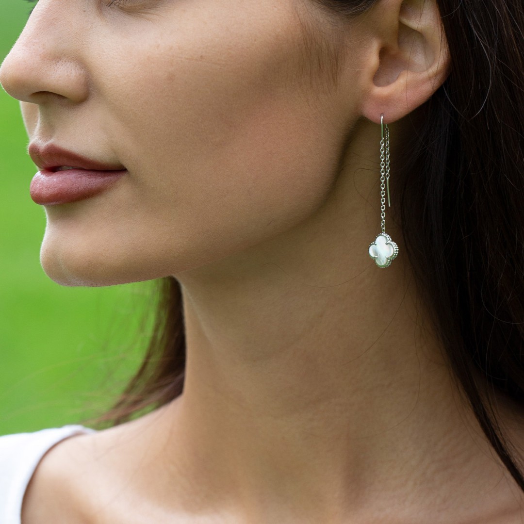 Серебряные серьги Клевер / Четырехлистник с Натуральным темным Перламутром 8мм, протяжка, платина Серьги,Серебро,с вставкой Перламутр натуральный Белая цвета,с замком Протяжка,РОССИЯ