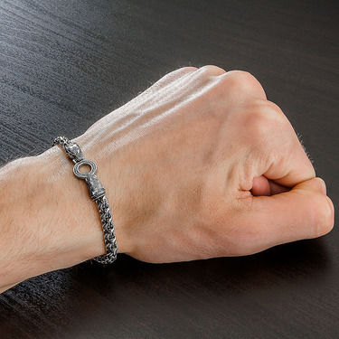 Серебряный браслет Волки, плетение Бисмарк со вставкой черный фианит, ширина 5,5 мм