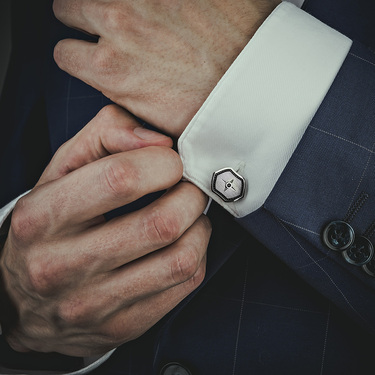 Серебряные запонки Virtus - Стороны Света, матированные, с черным сапфиром и эмалью