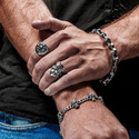 Серебряный мужской браслет, плетение Панцирное с черепами Браслет на руку,Серебро,с вставкой Без вставок,с замком Коробочка,ТАИЛАНД