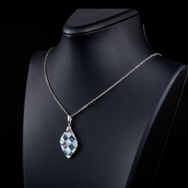 Ромбовидная бело-зеленая подвеска с перламутром, узор клетка