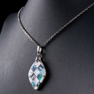 Ромбовидная бело-зеленая подвеска с перламутром, узор клетка