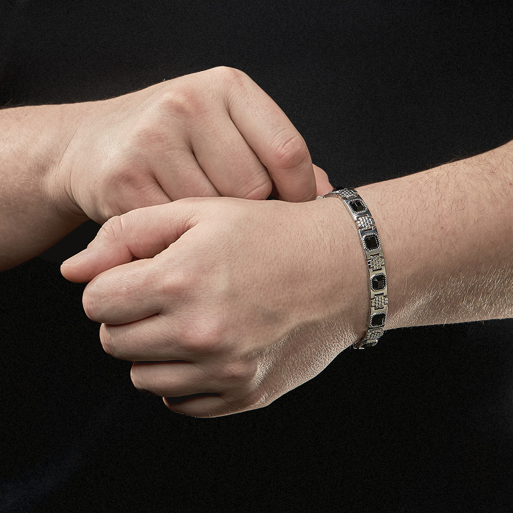 Браслет на руку,Серебро,с вставкой Оникс натуральный Черная цвета,с замком Коробочка,РОССИЯ