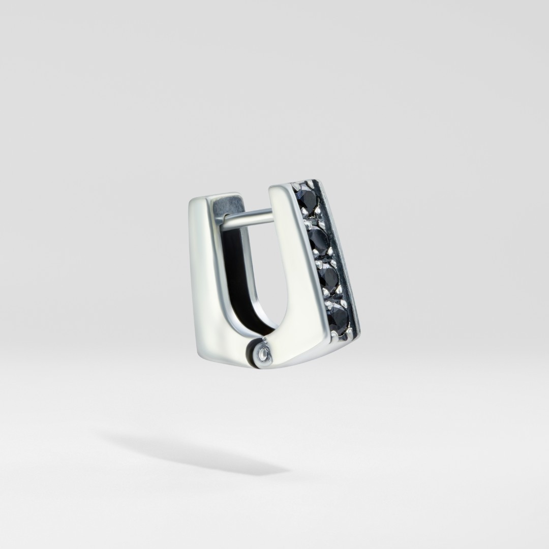 Серебряная мужская серьга, вставка агат черный, чернение Серьга,Серебро,с вставкой Агат натуральный Черная цвета,с замком Английский,РОССИЯ