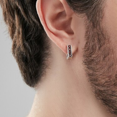 Серебряная мужская серьга, вставка гранат светлый, чернение