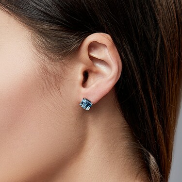 Серебряные серьги пусеты гвоздики Кубики с кристаллом Premium, голубой, родий