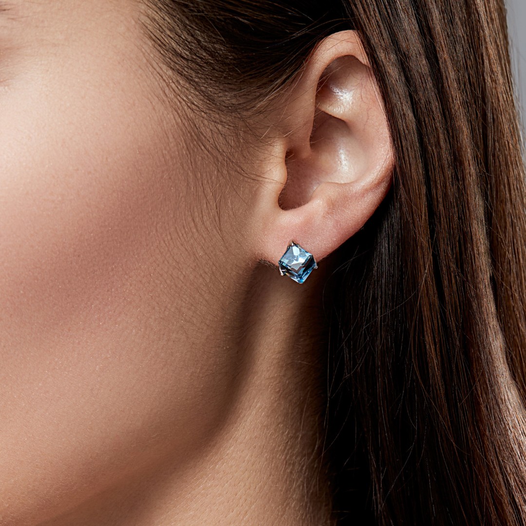 Серьги Пусеты,Серебро,с вставкой Кристалл Сваровски Голубая цвета,с замком Винтовой,РОССИЯ