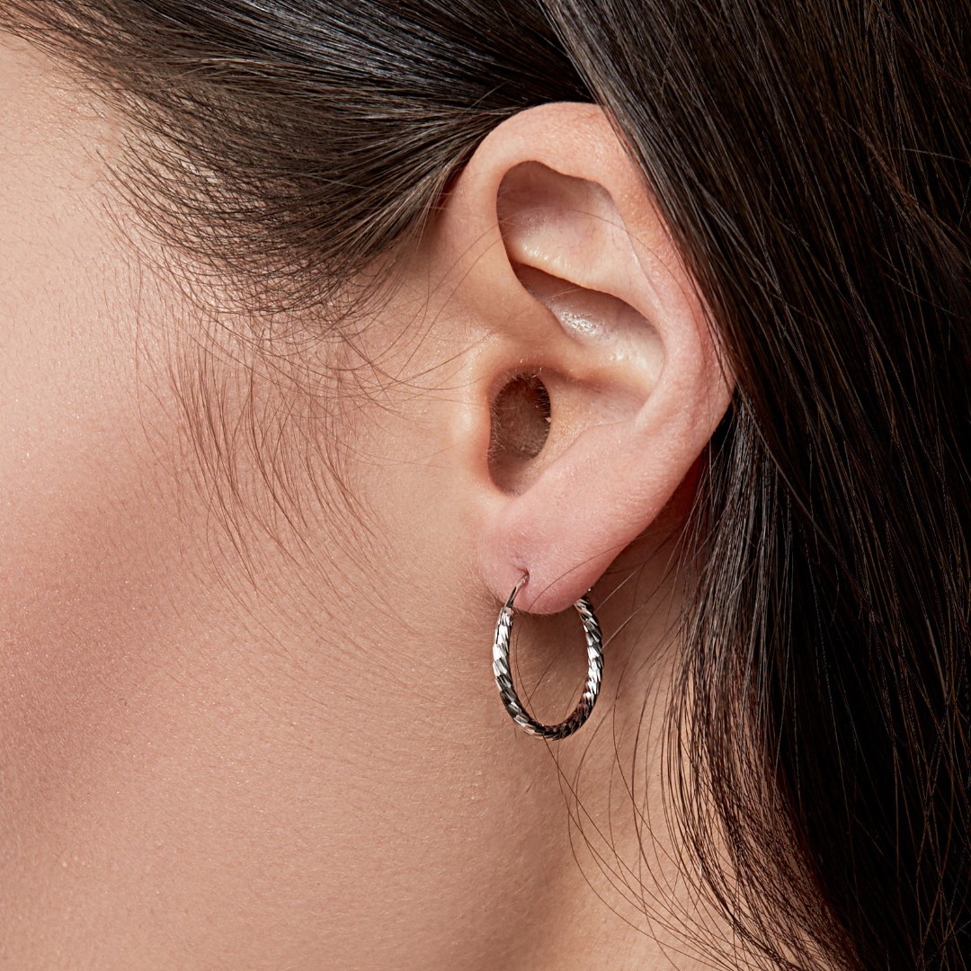 Серебряные фантазийные серьги Кольца / Конго / Круглые с алмазной гранью, диаметр 1,7см, родирование Серьги,Серебро,с вставкой Без вставок,с замком Конго,КИТАЙ